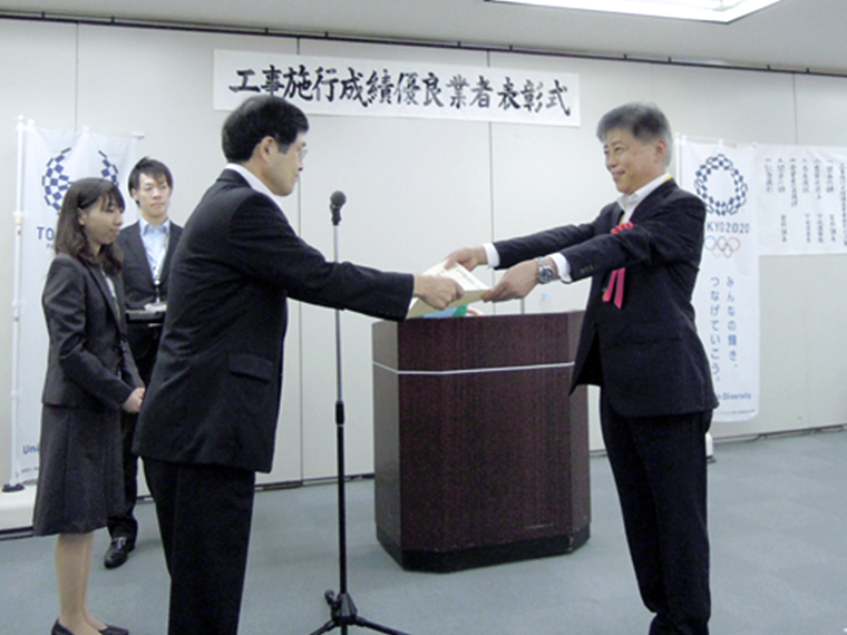 表彰式の様子(藤井社長)